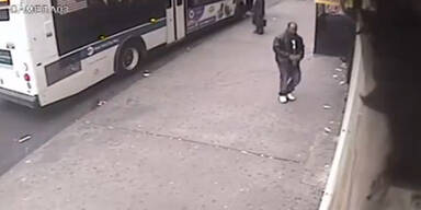 Mann grundlos vor U-Bahn gesto&szlig;en