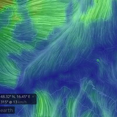 18 Meter hohe Wellen treffen auf die Küste