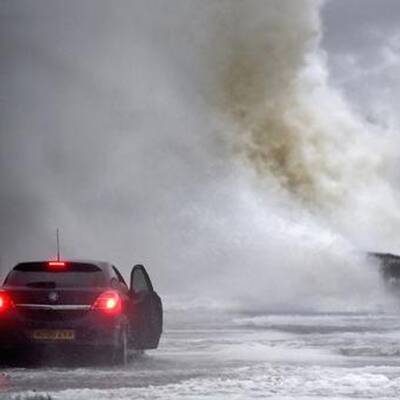 18 Meter hohe Wellen treffen auf die Küste