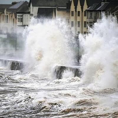 18 Meter hohe Wellen treffen auf die Küste