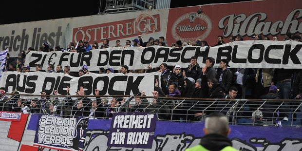 Darum warfen Austria-Fans Schuhe aufs Feld