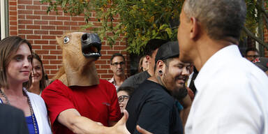 Obama trifft Mann mit Pferde-Kopf