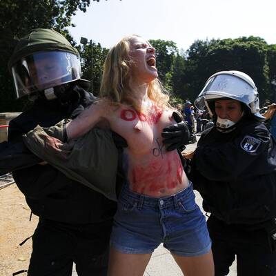 Busen-Attacke auf Obama