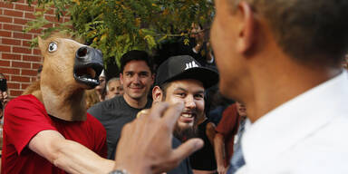 Obama trifft Mann mit Pferde-Kopf