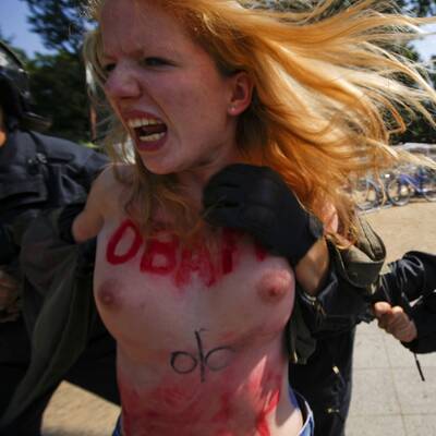 Busen-Attacke auf Obama