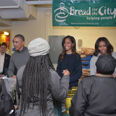 Hier teilen die Obamas Essen aus