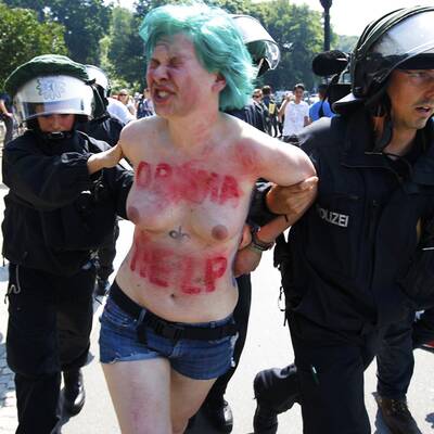 Busen-Attacke auf Obama