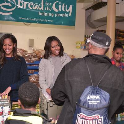 Hier teilen die Obamas Essen aus