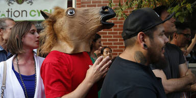 Obama trifft Mann mit Pferde-Kopf