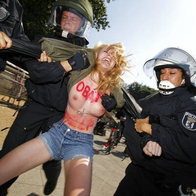 Busen-Attacke auf Obama