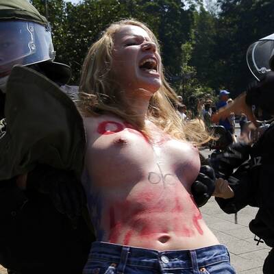 Busen-Attacke auf Obama