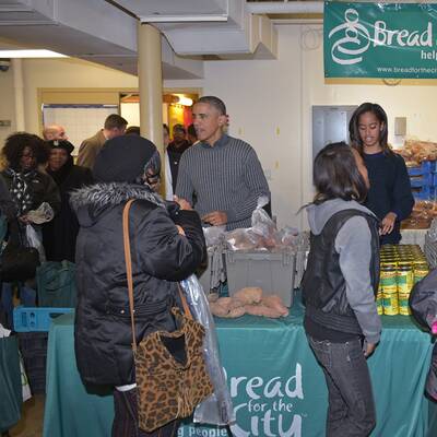 Hier teilen die Obamas Essen aus