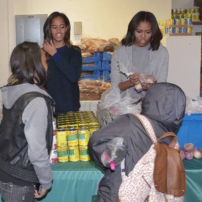 Hier teilen die Obamas Essen aus