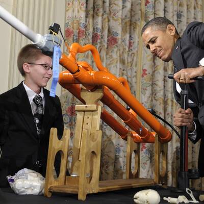 Obama testet Marshmallow-Kanone