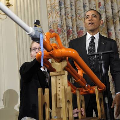Obama testet Marshmallow-Kanone