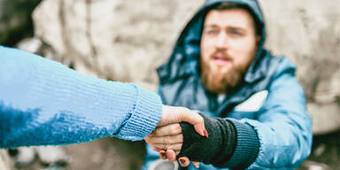 Obdachlose in Frankreich gewannen 50.000 Euro mit geschenktem Los