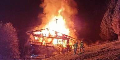 Bauernhaus in Oberau in Vollbrand