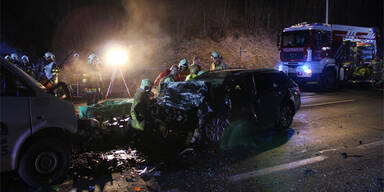 Pkw rammt Taxi-Bus: Ein Toter