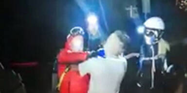 Tourengeher schl&auml;gt auf Pistenraupenfahrer ein