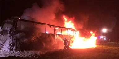 Reisebus ger&auml;t auf der A1 in Vollbrand