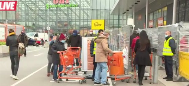 Massen-Anstrum: Video zeigt irre Baumarkt-Schlange in Wien