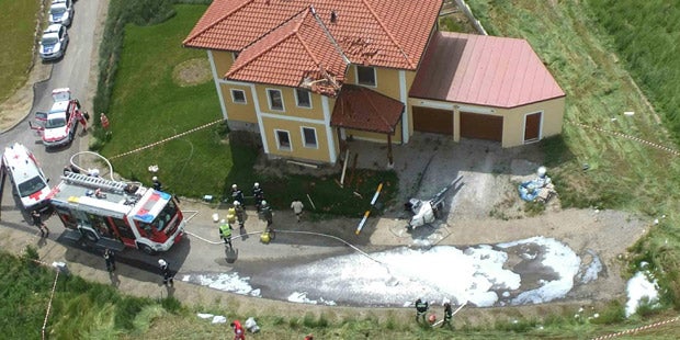 Hubschrauber stürzt auf Haus