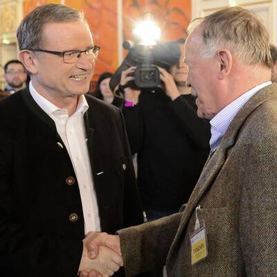  Freude über das Wahlergebnis für die Wehrpflicht bei Spindelegger & Co.