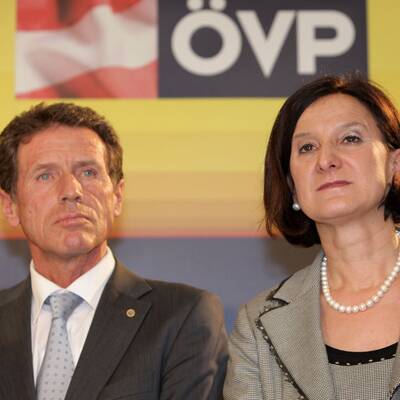 Drei Frauen, ein Uni-Rektor und ein Student