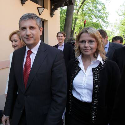 Drei Frauen, ein Uni-Rektor und ein Student