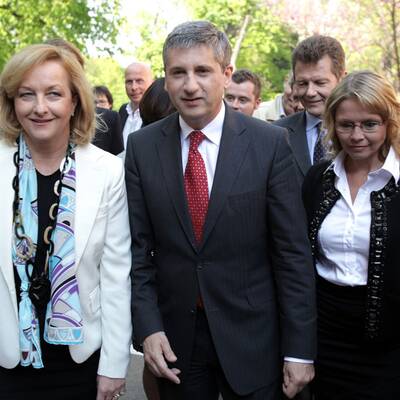 Drei Frauen, ein Uni-Rektor und ein Student