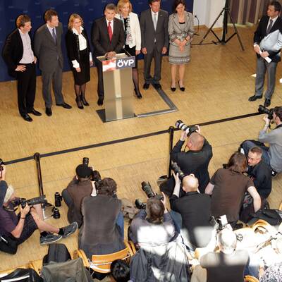 Drei Frauen, ein Uni-Rektor und ein Student