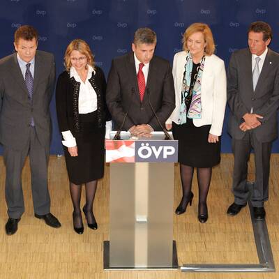 Drei Frauen, ein Uni-Rektor und ein Student