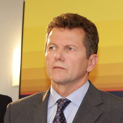 Drei Frauen, ein Uni-Rektor und ein Student