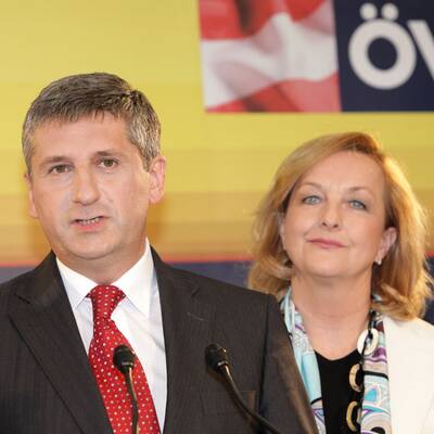 Drei Frauen, ein Uni-Rektor und ein Student