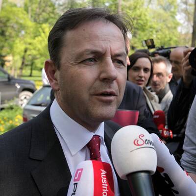 Drei Frauen, ein Uni-Rektor und ein Student