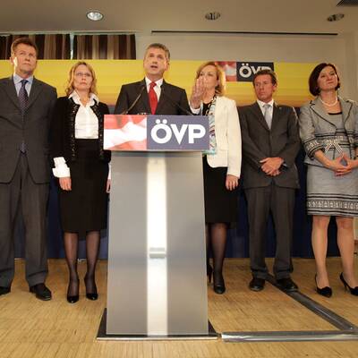 Drei Frauen, ein Uni-Rektor und ein Student