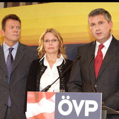 Drei Frauen, ein Uni-Rektor und ein Student