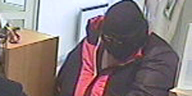 Lady in Red überfällt Bank in Ohlsdorf