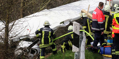 Kleinflugzeug st&uuml;rzte auf Autobahn