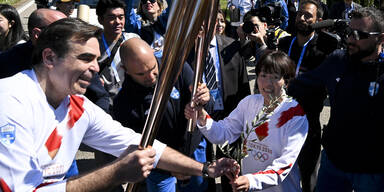 Mitten im Chaos: Olympia-Fackel entz&uuml;ndet