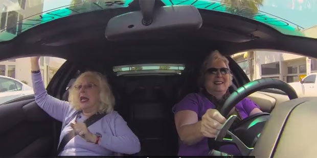 Omas fahren mit Lamborghini einkaufen