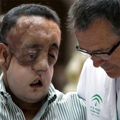 Dieser Mann trägt das Gesicht eines Toten