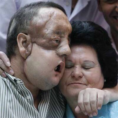 Dieser Mann trägt das Gesicht eines Toten