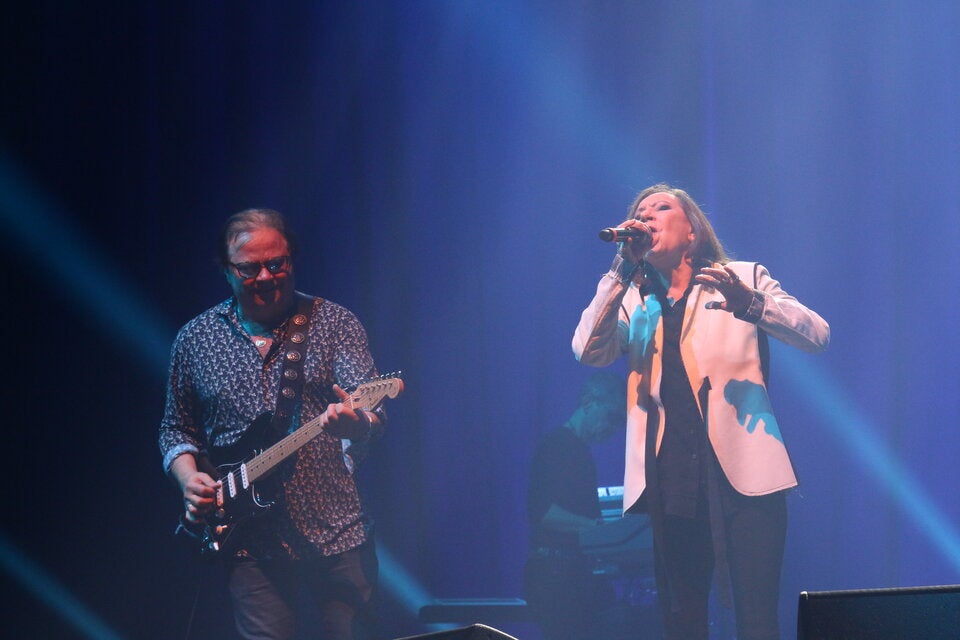 Schauspielerin und Sängerin Maria Bill und Opus live in der Wiener Stadthalle.