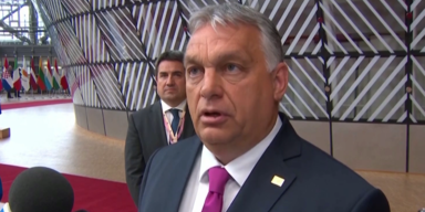 Orbán meldet sich mit neuem Look aus dem Urlaub zurück