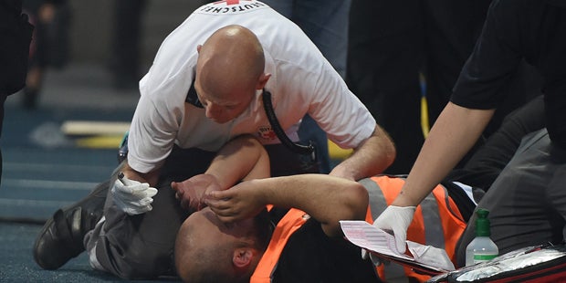 Fan-Skandal: Ordner von Böllern verletzt