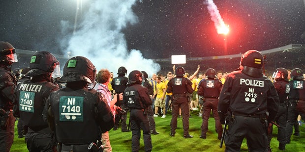 Fan-Skandal: Ordner von Böllern verletzt