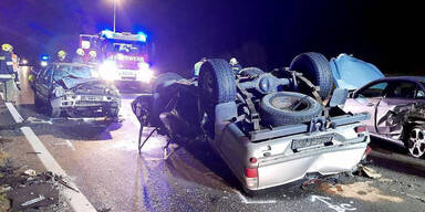Drei Autos crashen: Eine Person tot