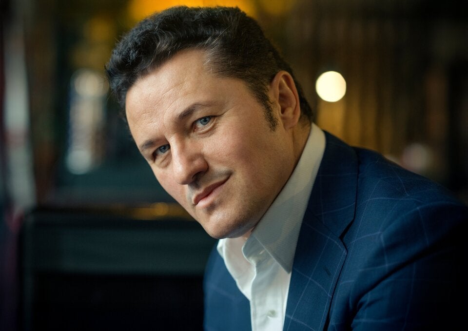 Am Pult feiert Tugan Sokhiev Premiere.