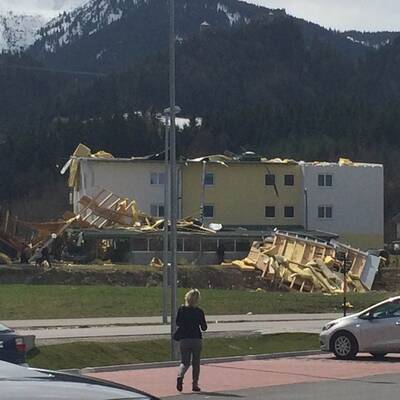 Planenanhänger wurde auf der B17 in Traiskirchen-Möllersdorf auf die Badener Bahn geschleudert